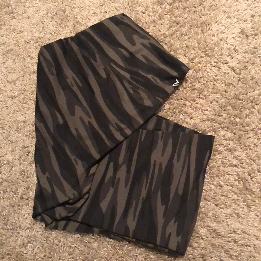 Old Navy Camo compression crops size L